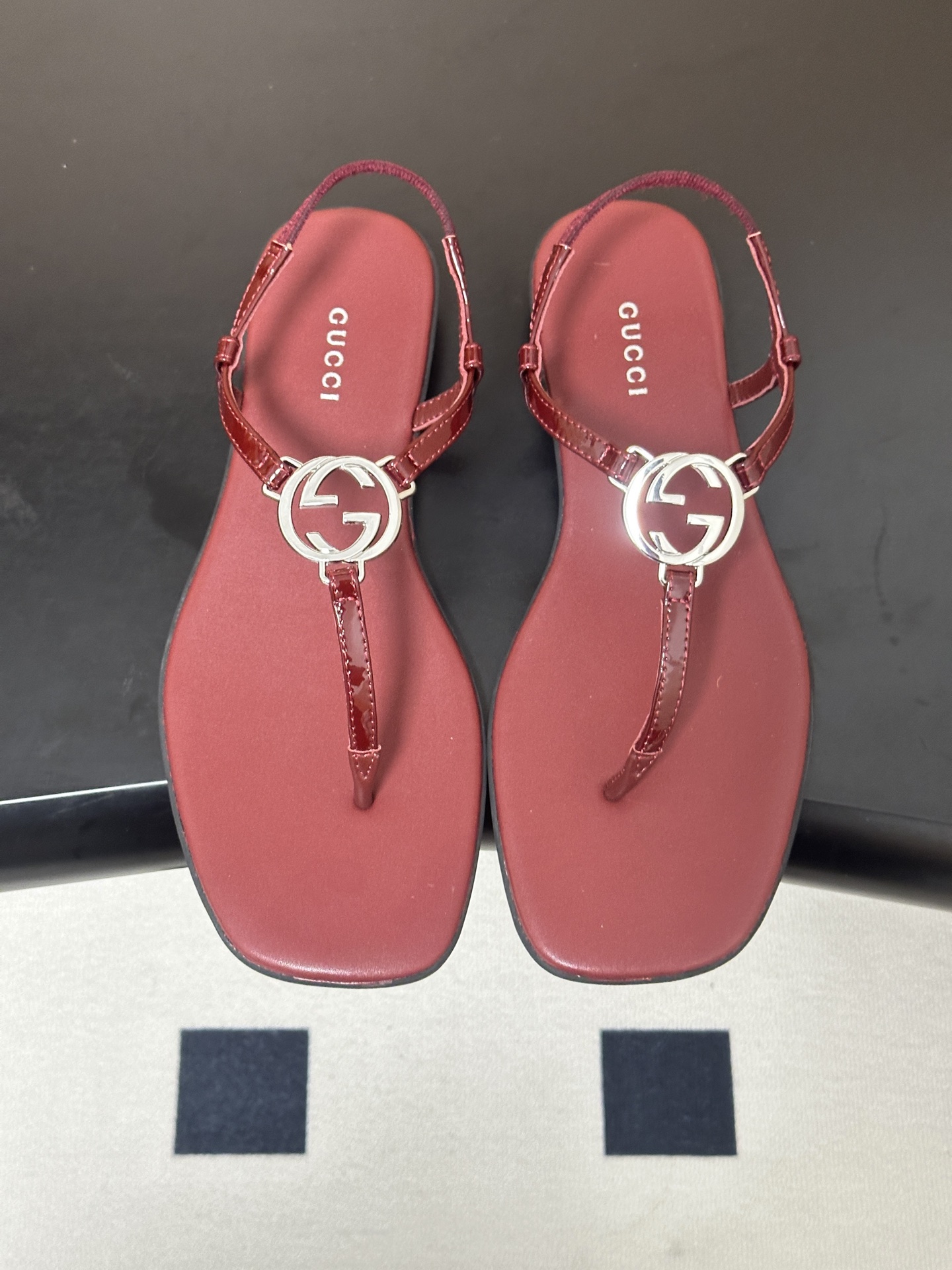 26Ss春夏新款 Gucci 古驰 经典双G镂空扣夹脚平底凉拖鞋 GG扣夹趾休闲沙滩凉拖鞋这款露趾凉拖鞋 26Ss春夏新款 Gucci 古驰 经典双G镂空扣夹脚平底凉拖鞋 GG扣夹趾休闲沙滩凉拖鞋这款露趾凉拖鞋