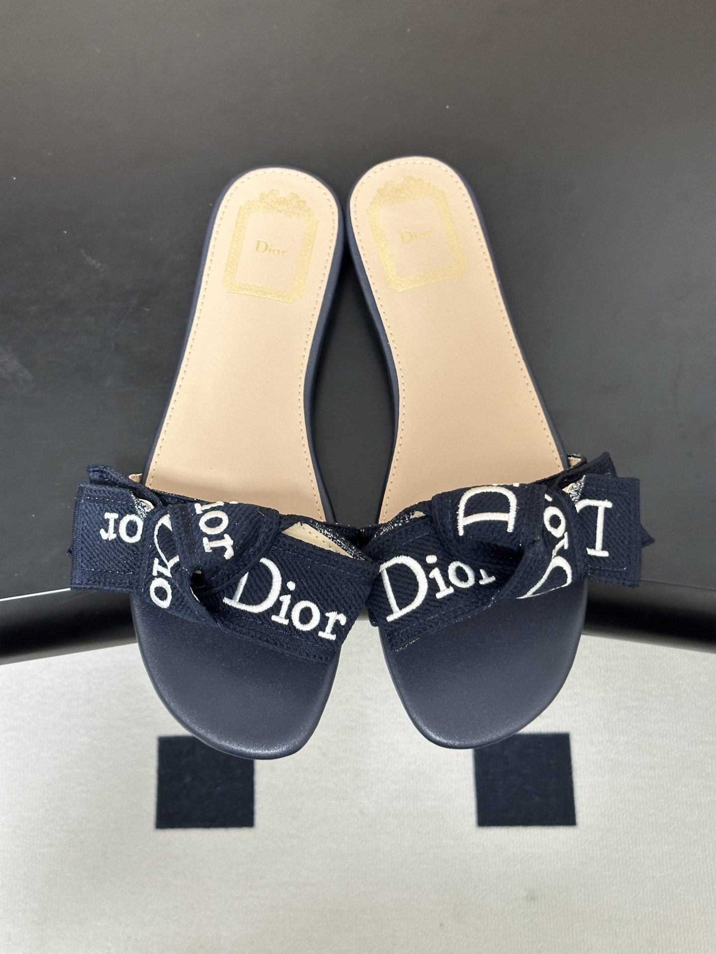 26ss春夏新款Dior 迪奥 J'Adior 经典字母织带蝴蝶结平底凉拖鞋 CD 刺绣粗跟一字带拖鞋这