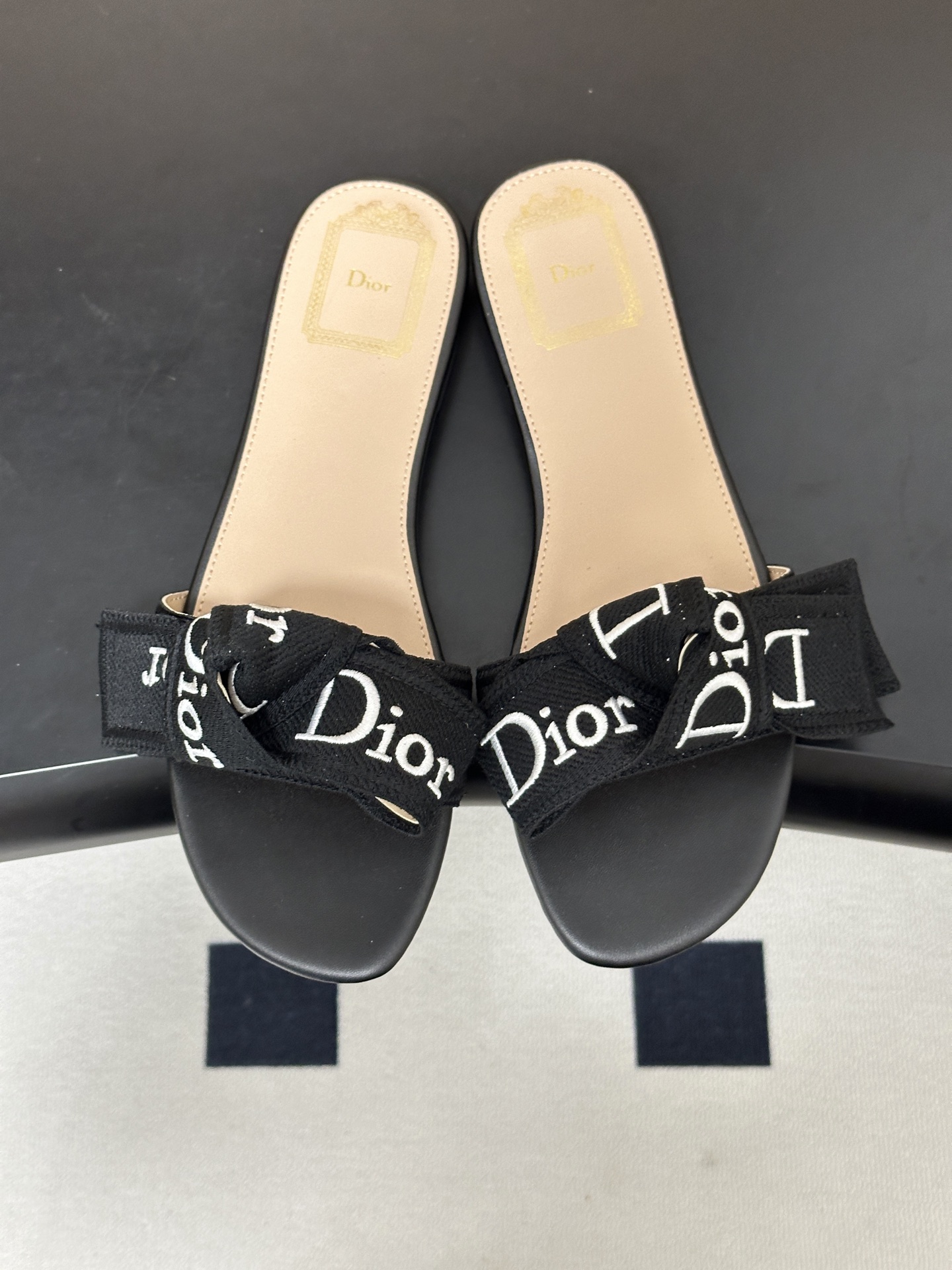26ss春夏新款Dior 迪奥 J'Adior 经典字母织带蝴蝶结平底凉拖鞋 CD 刺绣粗跟一字带拖鞋这