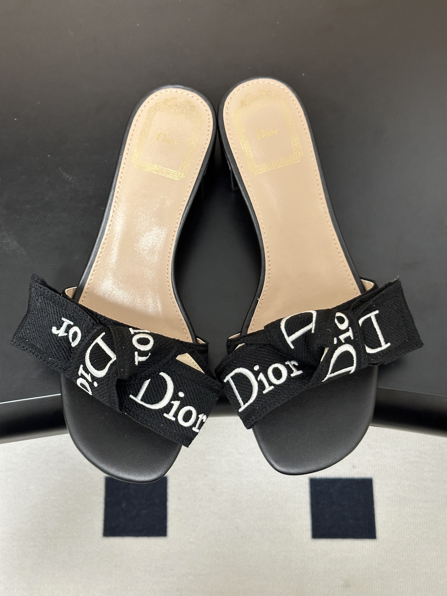 26ss春夏新款Dior 迪奥 J'Adior 经典字母织带蝴蝶结平底凉拖鞋 CD 刺绣粗跟一字带拖鞋这