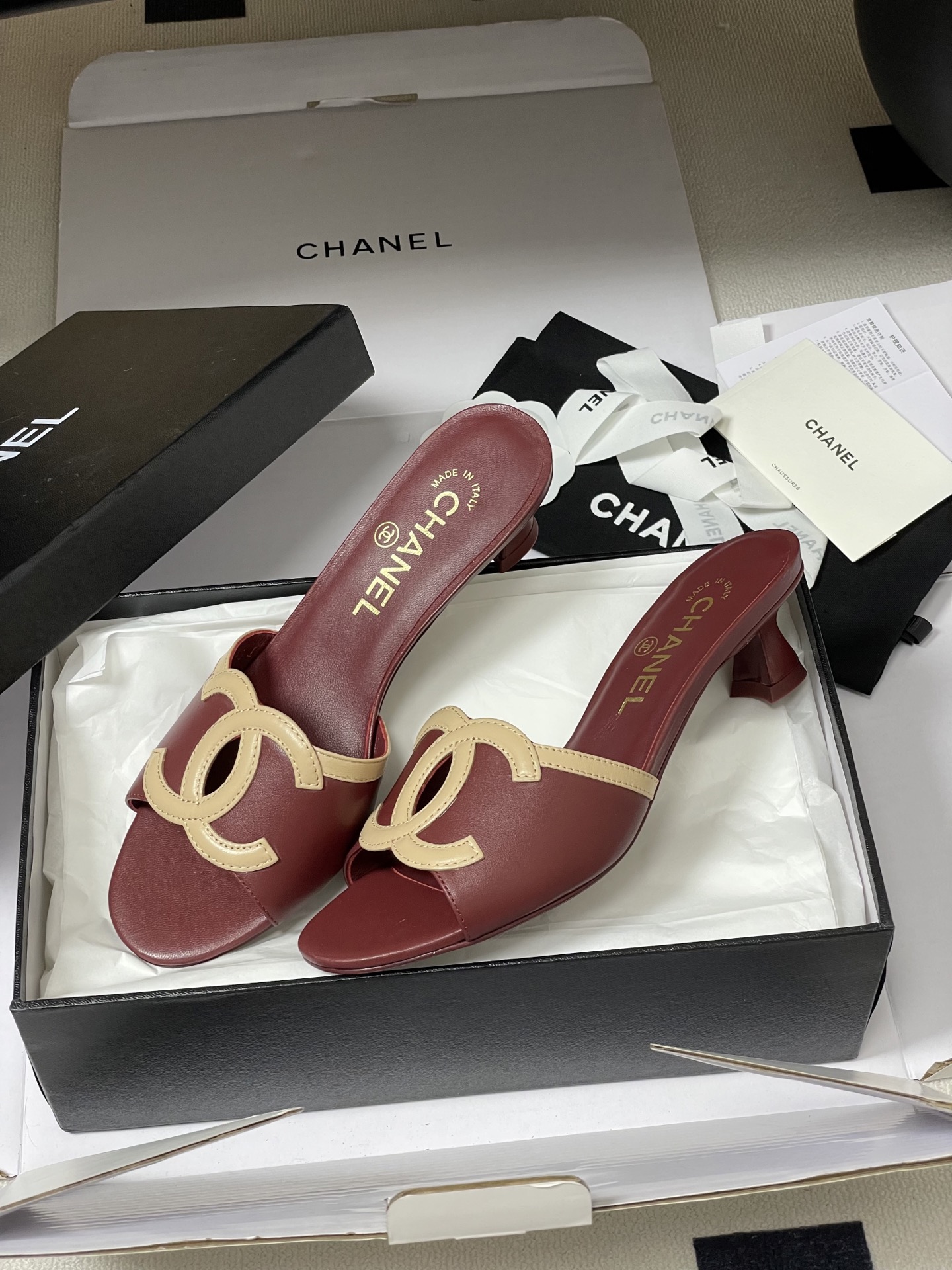 莞产26Ss春夏新款Chanel香奈儿 度假风小香经典大双C镂空小猫跟凉拖鞋蜜儿一字带平底拖鞋🔥夏日大爆 莞产26Ss春夏新款Chanel香奈儿 度假风小香经典大双C镂空小猫跟凉拖鞋蜜儿一字带平底拖鞋🔥夏日大爆