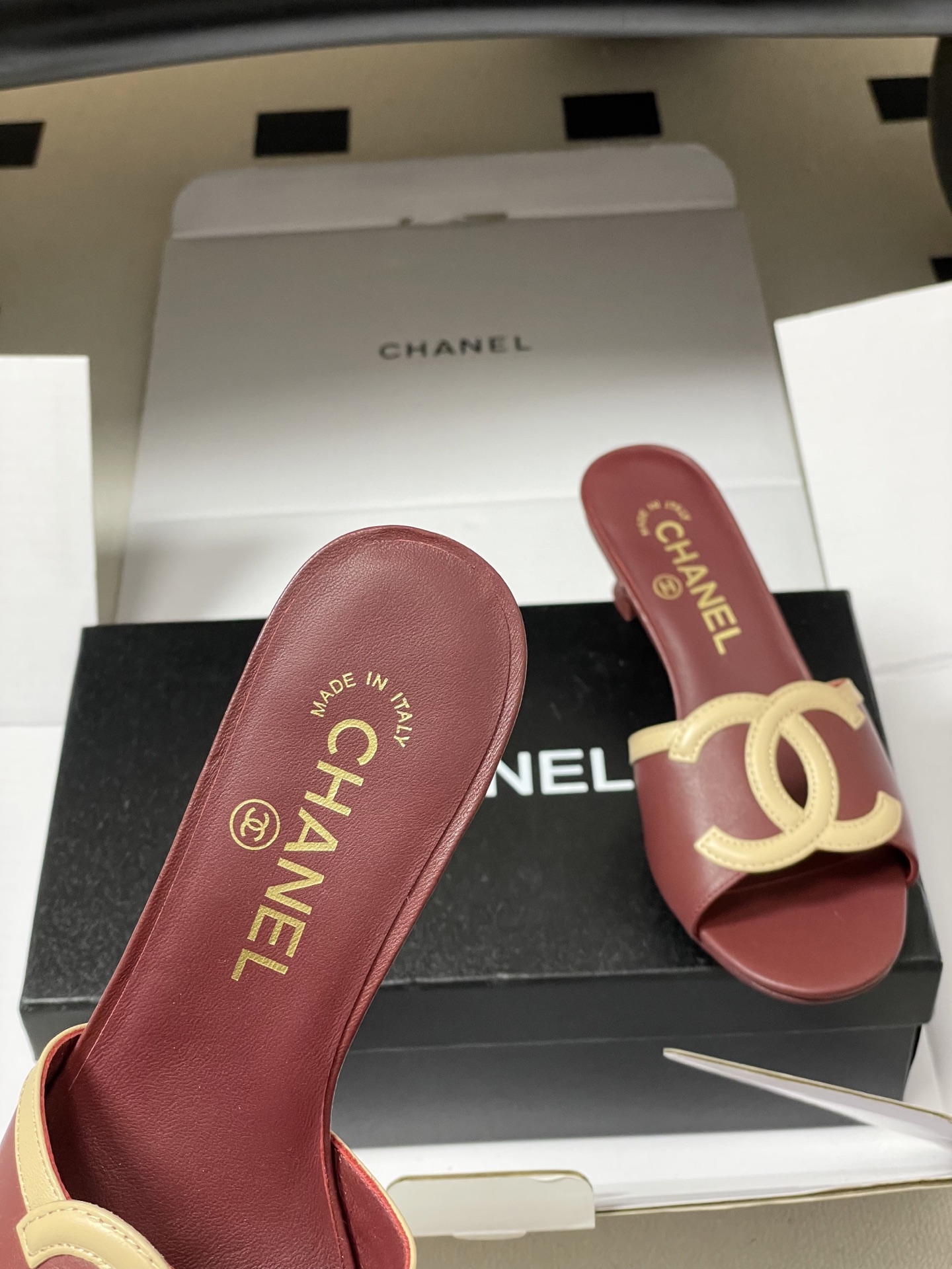 莞产26Ss春夏新款Chanel香奈儿 度假风小香经典大双C镂空小猫跟凉拖鞋蜜儿一字带平底拖鞋🔥夏日大爆 莞产26Ss春夏新款Chanel香奈儿 度假风小香经典大双C镂空小猫跟凉拖鞋蜜儿一字带平底拖鞋🔥夏日大爆