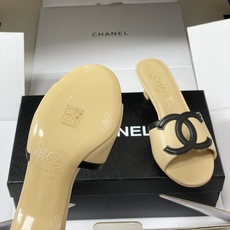 莞产26Ss春夏新款Chanel香奈儿 度假风小香经典大双C镂空小猫跟凉拖鞋蜜儿一字带平底拖鞋🔥夏日大爆 莞产26Ss春夏新款Chanel香奈儿 度假风小香经典大双C镂空小猫跟凉拖鞋蜜儿一字带平底拖鞋🔥夏日大爆