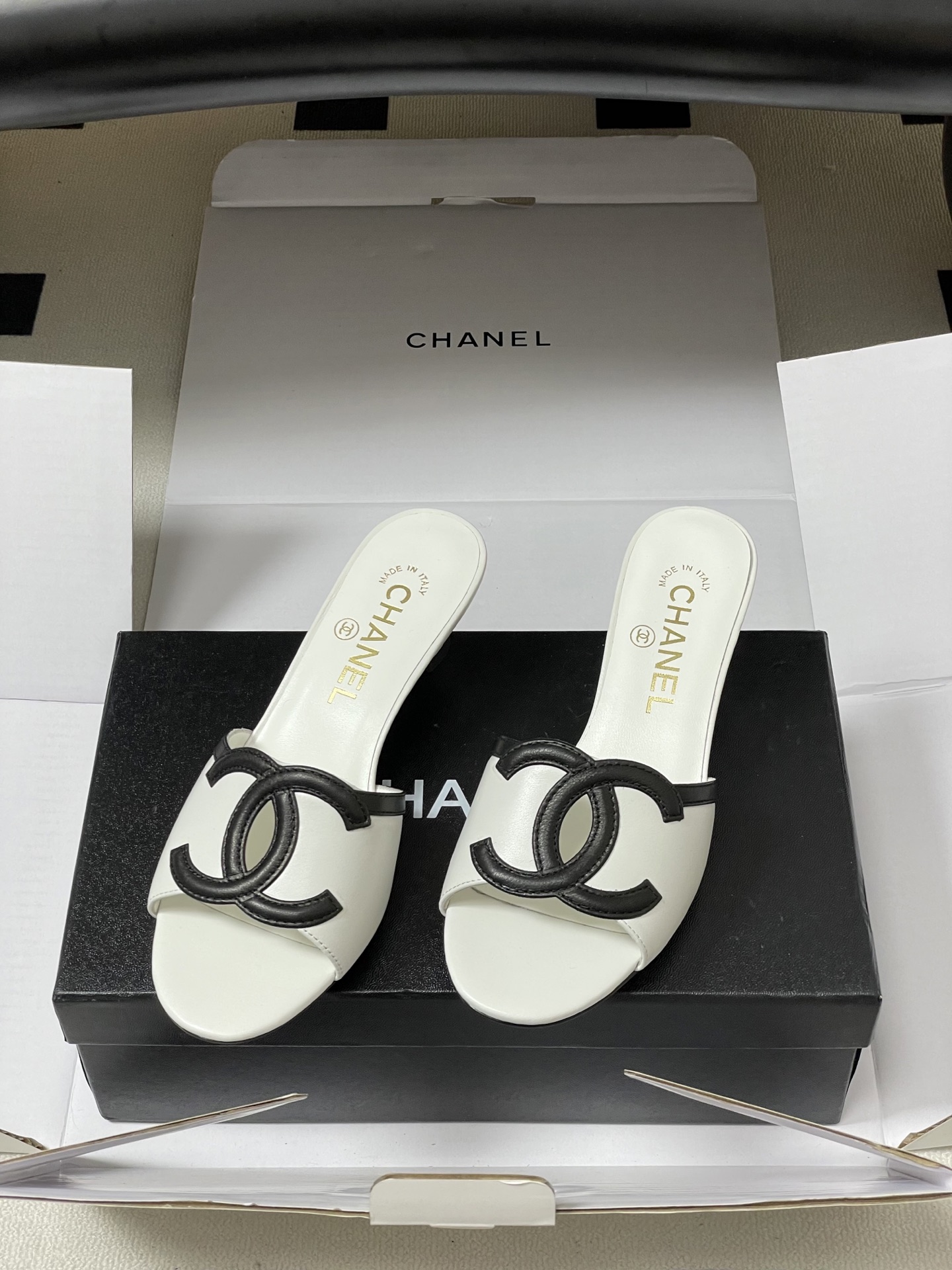 莞产26Ss春夏新款Chanel香奈儿 度假风小香经典大双C镂空小猫跟凉拖鞋蜜儿一字带平底拖鞋🔥夏日大爆