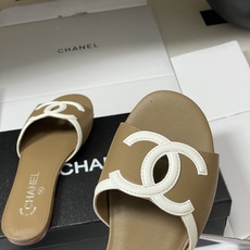 莞产26Ss春夏新款Chanel香奈儿 度假风小香经典大双C镂空小猫跟凉拖鞋蜜儿一字带平底拖鞋🔥夏日大爆 莞产26Ss春夏新款Chanel香奈儿 度假风小香经典大双C镂空小猫跟凉拖鞋蜜儿一字带平底拖鞋🔥夏日大爆