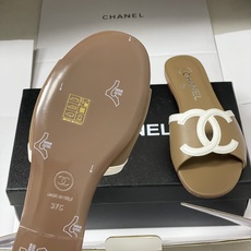 莞产26Ss春夏新款Chanel香奈儿 度假风小香经典大双C镂空小猫跟凉拖鞋蜜儿一字带平底拖鞋🔥夏日大爆 莞产26Ss春夏新款Chanel香奈儿 度假风小香经典大双C镂空小猫跟凉拖鞋蜜儿一字带平底拖鞋🔥夏日大爆