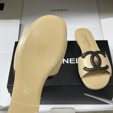 莞产26Ss春夏新款Chanel香奈儿 度假风小香经典大双C镂空小猫跟凉拖鞋蜜儿一字带平底拖鞋🔥夏日大爆 莞产26Ss春夏新款Chanel香奈儿 度假风小香经典大双C镂空小猫跟凉拖鞋蜜儿一字带平底拖鞋🔥夏日大爆