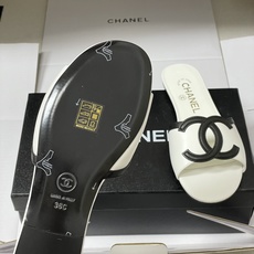 莞产26Ss春夏新款Chanel香奈儿 度假风小香经典大双C镂空小猫跟凉拖鞋蜜儿一字带平底拖鞋🔥夏日大爆 莞产26Ss春夏新款Chanel香奈儿 度假风小香经典大双C镂空小猫跟凉拖鞋蜜儿一字带平底拖鞋🔥夏日大爆