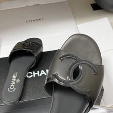 莞产26Ss春夏新款Chanel香奈儿 度假风小香经典大双C镂空小猫跟凉拖鞋蜜儿一字带平底拖鞋🔥夏日大爆 莞产26Ss春夏新款Chanel香奈儿 度假风小香经典大双C镂空小猫跟凉拖鞋蜜儿一字带平底拖鞋🔥夏日大爆
