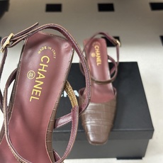 Chanel 香奈儿2026春夏新款 小香26A高跟露跟凉鞋方头漆皮后绊带凉鞋自带复古活力感的方头漆皮后 Chanel 香奈儿2026春夏新款 小香26A高跟露跟凉鞋方头漆皮后绊带凉鞋自带复古活力感的方头漆皮后