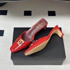 Chanel 香奈儿2026春夏新款 小香26A高跟穆勒鞋方头漆皮带跟凉拖鞋自带复古活力感的方头漆皮凉拖 Chanel 香奈儿2026春夏新款 小香26A高跟穆勒鞋方头漆皮带跟凉拖鞋自带复古活力感的方头漆皮凉拖