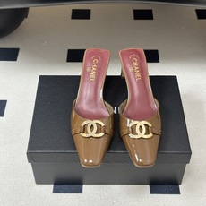 Chanel 香奈儿2026春夏新款 小香26A高跟穆勒鞋方头漆皮带跟凉拖鞋自带复古活力感的方头漆皮凉拖 Chanel 香奈儿2026春夏新款 小香26A高跟穆勒鞋方头漆皮带跟凉拖鞋自带复古活力感的方头漆皮凉拖