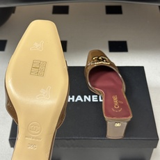 Chanel 香奈儿2026春夏新款 小香26A高跟穆勒鞋方头漆皮带跟凉拖鞋自带复古活力感的方头漆皮凉拖 Chanel 香奈儿2026春夏新款 小香26A高跟穆勒鞋方头漆皮带跟凉拖鞋自带复古活力感的方头漆皮凉拖