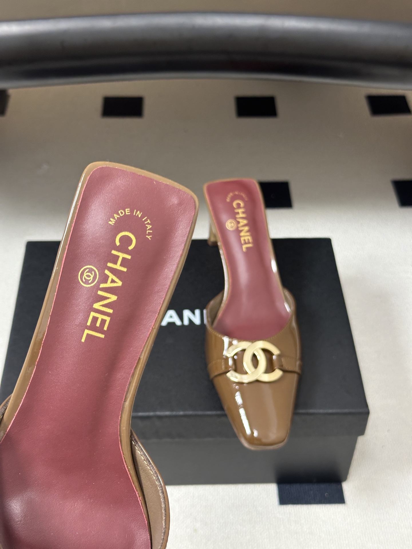 Chanel 香奈儿2026春夏新款 小香26A高跟穆勒鞋方头漆皮带跟凉拖鞋自带复古活力感的方头漆皮凉拖 Chanel 香奈儿2026春夏新款 小香26A高跟穆勒鞋方头漆皮带跟凉拖鞋自带复古活力感的方头漆皮凉拖