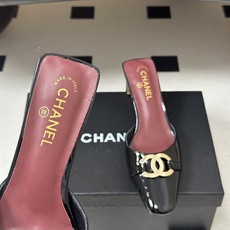 Chanel 香奈儿2026春夏新款 小香26A高跟穆勒鞋方头漆皮带跟凉拖鞋自带复古活力感的方头漆皮凉拖 Chanel 香奈儿2026春夏新款 小香26A高跟穆勒鞋方头漆皮带跟凉拖鞋自带复古活力感的方头漆皮凉拖