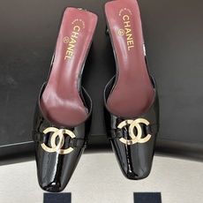 Chanel 香奈儿2026春夏新款 小香26A高跟穆勒鞋方头漆皮带跟凉拖鞋自带复古活力感的方头漆皮凉拖 Chanel 香奈儿2026春夏新款 小香26A高跟穆勒鞋方头漆皮带跟凉拖鞋自带复古活力感的方头漆皮凉拖