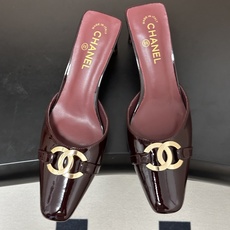 Chanel 香奈儿2026春夏新款 小香26A高跟穆勒鞋方头漆皮带跟凉拖鞋自带复古活力感的方头漆皮凉拖 Chanel 香奈儿2026春夏新款 小香26A高跟穆勒鞋方头漆皮带跟凉拖鞋自带复古活力感的方头漆皮凉拖