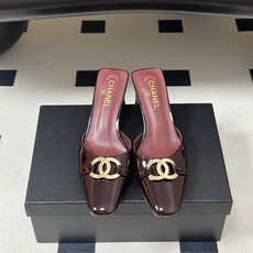 Chanel 香奈儿2026春夏新款 小香26A高跟穆勒鞋方头漆皮带跟凉拖鞋自带复古活力感的方头漆皮凉拖 Chanel 香奈儿2026春夏新款 小香26A高跟穆勒鞋方头漆皮带跟凉拖鞋自带复古活力感的方头漆皮凉拖