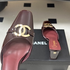 Chanel 香奈儿2026春夏新款 小香26A高跟穆勒鞋方头漆皮带跟凉拖鞋自带复古活力感的方头漆皮凉拖 Chanel 香奈儿2026春夏新款 小香26A高跟穆勒鞋方头漆皮带跟凉拖鞋自带复古活力感的方头漆皮凉拖