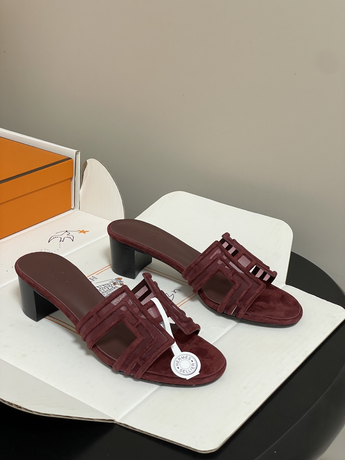 顶级品质（配高档飞机盒✈️）Hermes 爱马仕🐎 经典款 Oran凉鞋系列 2026H家最新版面🆕麂皮