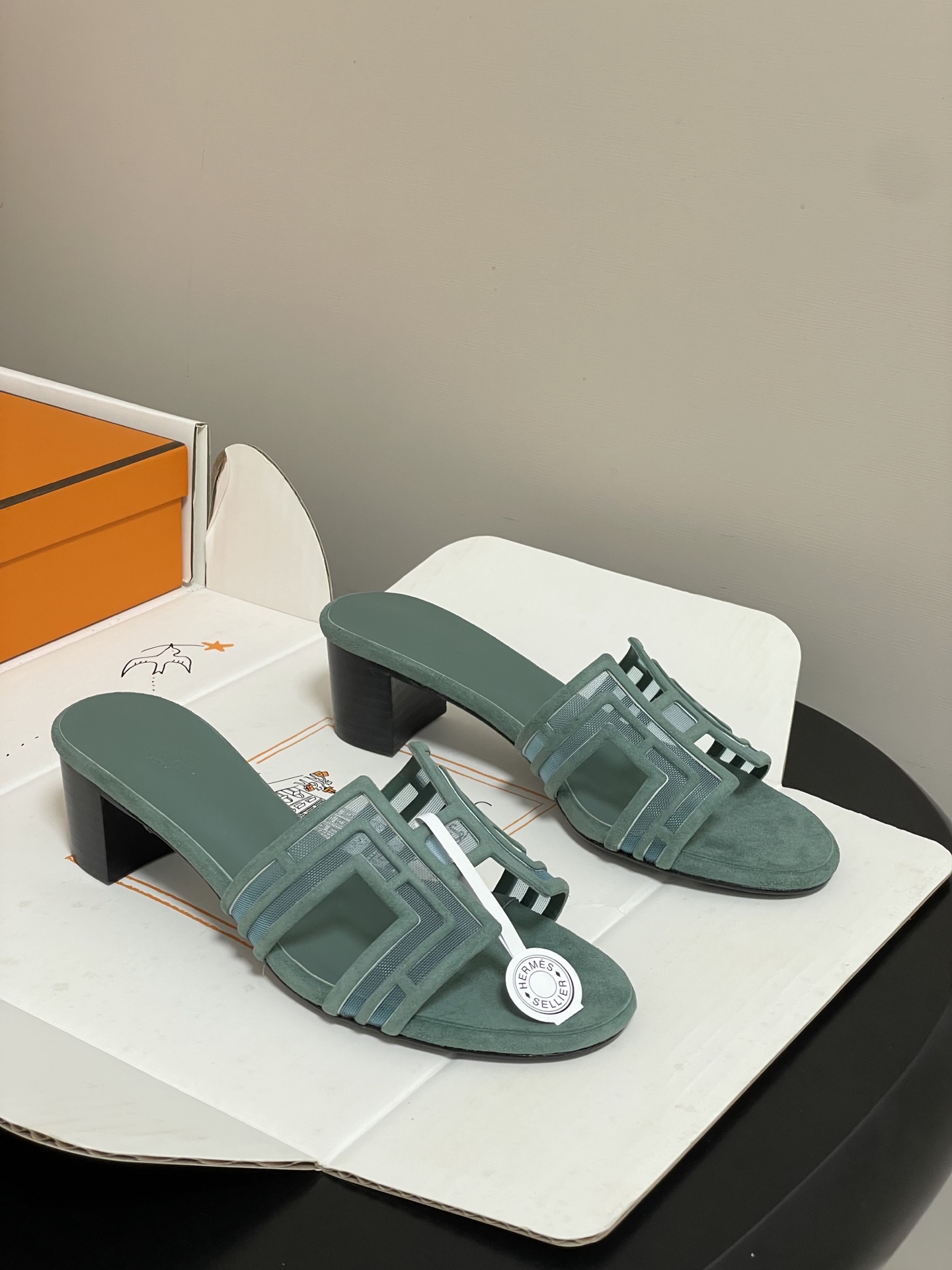 顶级品质（配高档飞机盒✈️）Hermes 爱马仕🐎 经典款 Oran凉鞋系列 2026H家最新版面🆕麂皮