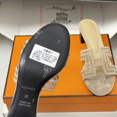 顶级品质(配高档飞机盒✈️)Hermes 爱马仕🐎 经典款 Oran凉鞋系列 2026H家最新版面🆕麂皮 顶级品质(配高档飞机盒✈️)Hermes 爱马仕🐎 经典款 Oran凉鞋系列 2026H家最新版面🆕麂皮
