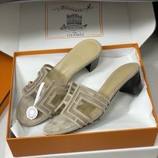 顶级品质(配高档飞机盒✈️)Hermes 爱马仕🐎 经典款 Oran凉鞋系列 2026H家最新版面🆕麂皮 顶级品质(配高档飞机盒✈️)Hermes 爱马仕🐎 经典款 Oran凉鞋系列 2026H家最新版面🆕麂皮