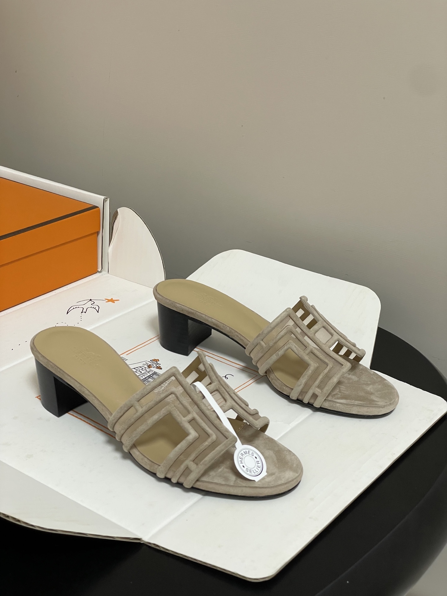 顶级品质（配高档飞机盒✈️）Hermes 爱马仕🐎 经典款 Oran凉鞋系列 2026H家最新版面🆕麂皮