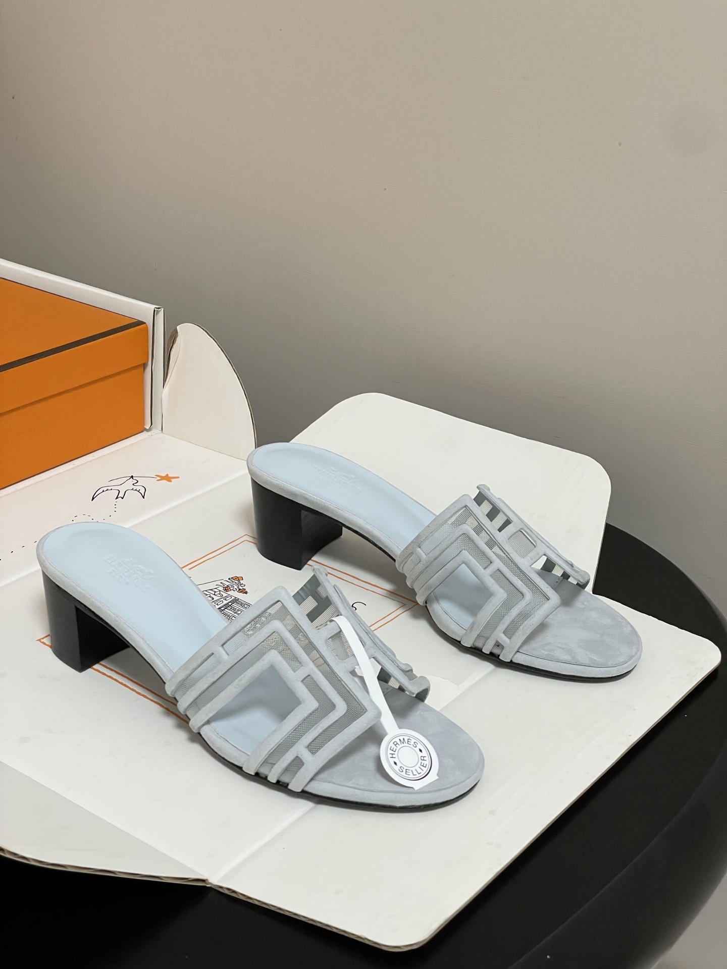 顶级品质（配高档飞机盒✈️）Hermes 爱马仕🐎 经典款 Oran凉鞋系列 2026H家最新版面🆕麂皮