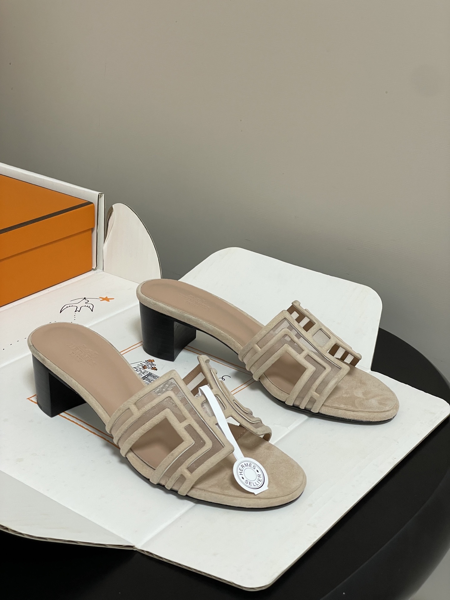 顶级品质（配高档飞机盒✈️）Hermes 爱马仕🐎 经典款 Oran凉鞋系列 2026H家最新版面🆕麂皮