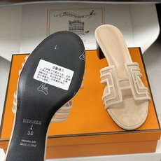 顶级品质(配高档飞机盒✈️)Hermes 爱马仕🐎 经典款 Oran凉鞋系列 2026H家最新版面🆕麂皮 顶级品质(配高档飞机盒✈️)Hermes 爱马仕🐎 经典款 Oran凉鞋系列 2026H家最新版面🆕麂皮