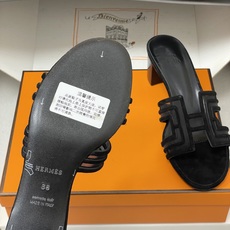 顶级品质(配高档飞机盒✈️)Hermes 爱马仕🐎 经典款 Oran凉鞋系列 2026H家最新版面🆕麂皮 顶级品质(配高档飞机盒✈️)Hermes 爱马仕🐎 经典款 Oran凉鞋系列 2026H家最新版面🆕麂皮