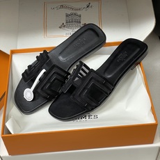 顶级品质(配高档飞机盒✈️)Hermes 爱马仕🐎 经典款 Oran凉鞋系列 2026H家最新版面🆕麂皮 顶级品质(配高档飞机盒✈️)Hermes 爱马仕🐎 经典款 Oran凉鞋系列 2026H家最新版面🆕麂皮
