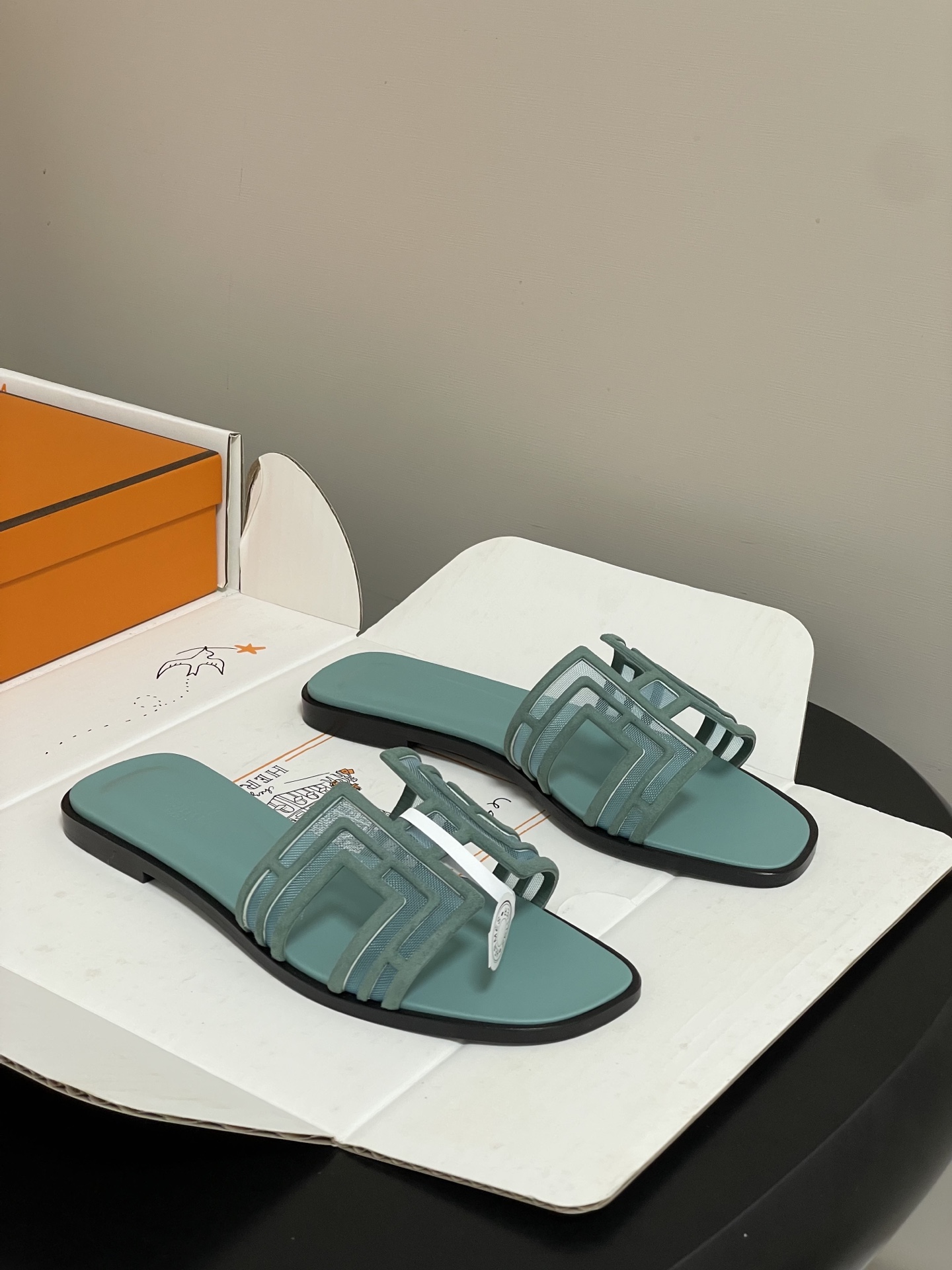 顶级品质（配高档飞机盒✈️）Hermes 爱马仕🐎 经典款 Oran凉鞋系列 2026H家最新版面🆕麂皮
