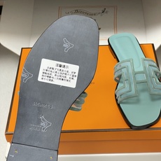 顶级品质(配高档飞机盒✈️)Hermes 爱马仕🐎 经典款 Oran凉鞋系列 2026H家最新版面🆕麂皮 顶级品质(配高档飞机盒✈️)Hermes 爱马仕🐎 经典款 Oran凉鞋系列 2026H家最新版面🆕麂皮