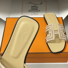 顶级品质(配高档飞机盒✈️)Hermes 爱马仕🐎 经典款 Oran凉鞋系列 2026H家最新版面🆕麂皮 顶级品质(配高档飞机盒✈️)Hermes 爱马仕🐎 经典款 Oran凉鞋系列 2026H家最新版面🆕麂皮