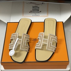顶级品质(配高档飞机盒✈️)Hermes 爱马仕🐎 经典款 Oran凉鞋系列 2026H家最新版面🆕麂皮 顶级品质(配高档飞机盒✈️)Hermes 爱马仕🐎 经典款 Oran凉鞋系列 2026H家最新版面🆕麂皮