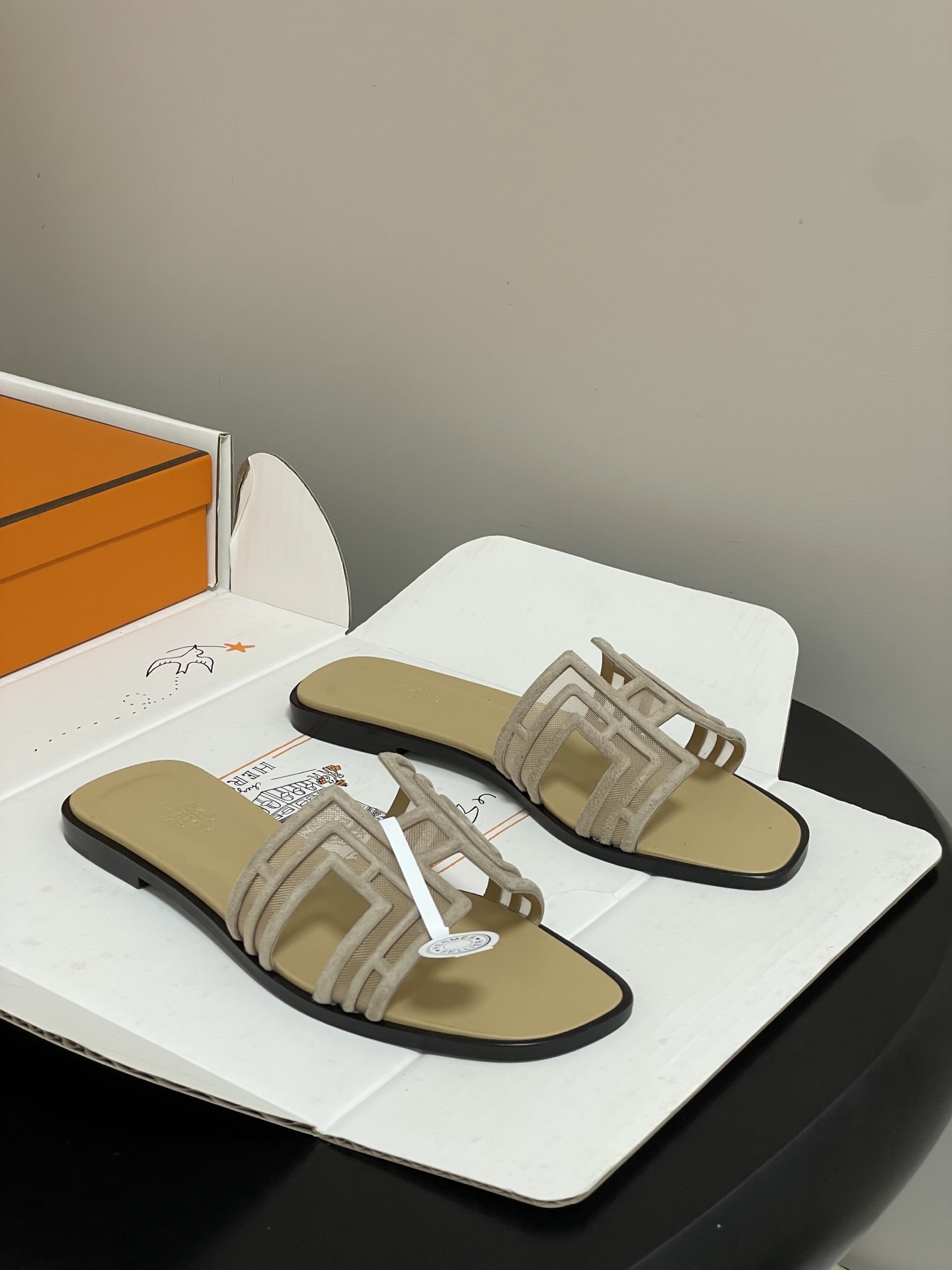 顶级品质（配高档飞机盒✈️）Hermes 爱马仕🐎 经典款 Oran凉鞋系列 2026H家最新版面🆕麂皮