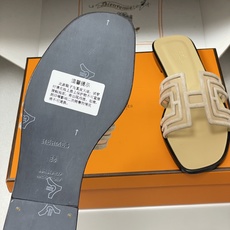 顶级品质(配高档飞机盒✈️)Hermes 爱马仕🐎 经典款 Oran凉鞋系列 2026H家最新版面🆕麂皮 顶级品质(配高档飞机盒✈️)Hermes 爱马仕🐎 经典款 Oran凉鞋系列 2026H家最新版面🆕麂皮