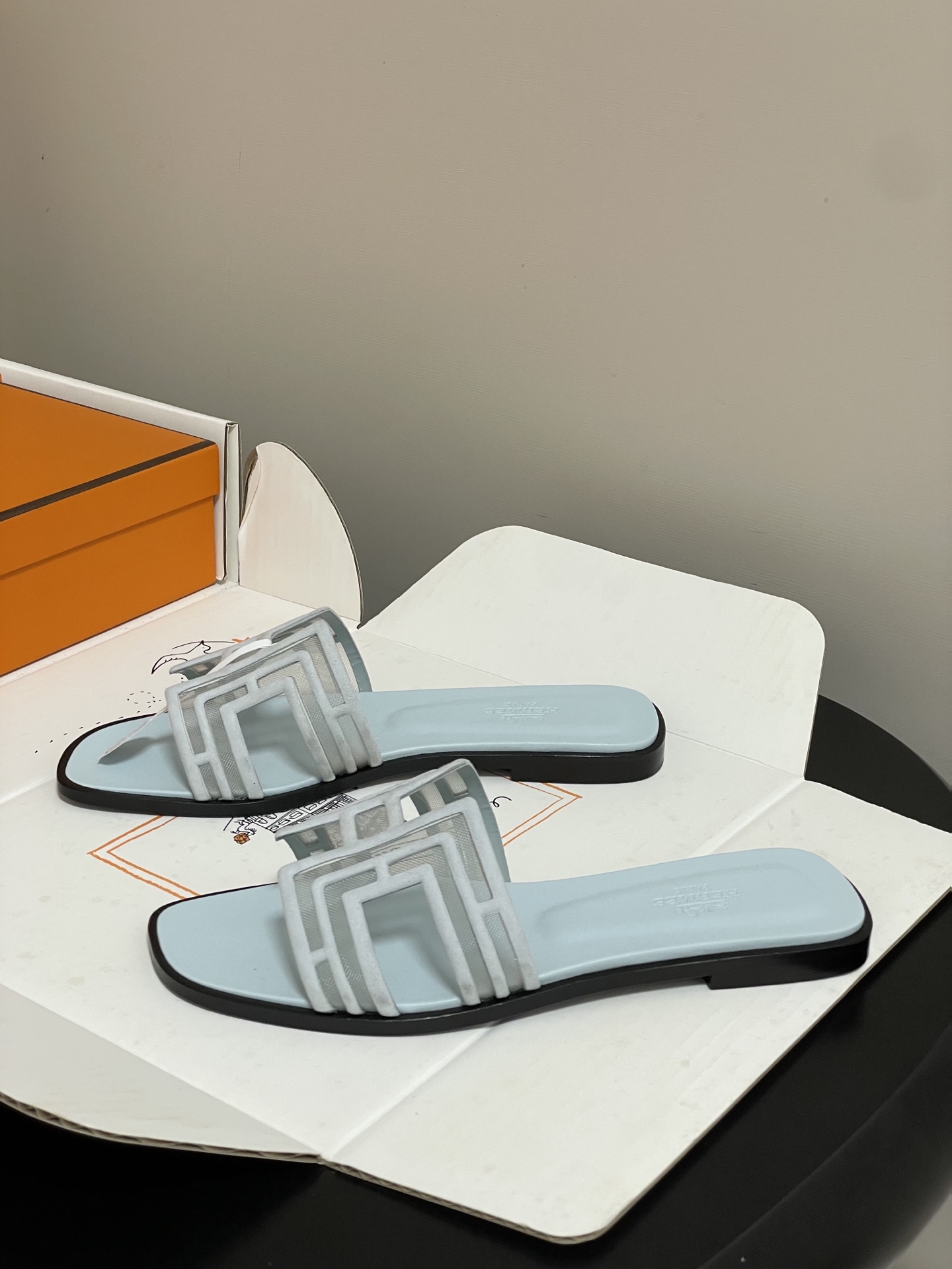 顶级品质(配高档飞机盒✈️)Hermes 爱马仕🐎 经典款 Oran凉鞋系列 2026H家最新版面🆕麂皮 顶级品质(配高档飞机盒✈️)Hermes 爱马仕🐎 经典款 Oran凉鞋系列 2026H家最新版面🆕麂皮