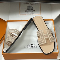 顶级品质(配高档飞机盒✈️)Hermes 爱马仕🐎 经典款 Oran凉鞋系列 2026H家最新版面🆕麂皮 顶级品质(配高档飞机盒✈️)Hermes 爱马仕🐎 经典款 Oran凉鞋系列 2026H家最新版面🆕麂皮