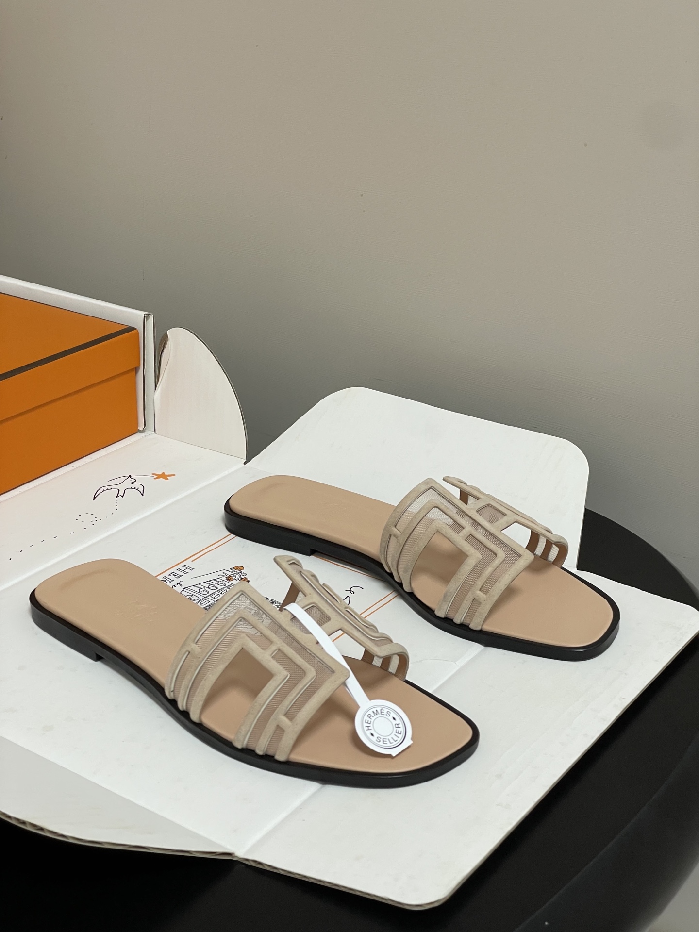 顶级品质（配高档飞机盒✈️）Hermes 爱马仕🐎 经典款 Oran凉鞋系列 2026H家最新版面🆕麂皮