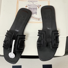 顶级品质(配高档飞机盒✈️)Hermes 爱马仕🐎 经典款 Oran凉鞋系列 2026H家最新版面🆕麂皮 顶级品质(配高档飞机盒✈️)Hermes 爱马仕🐎 经典款 Oran凉鞋系列 2026H家最新版面🆕麂皮