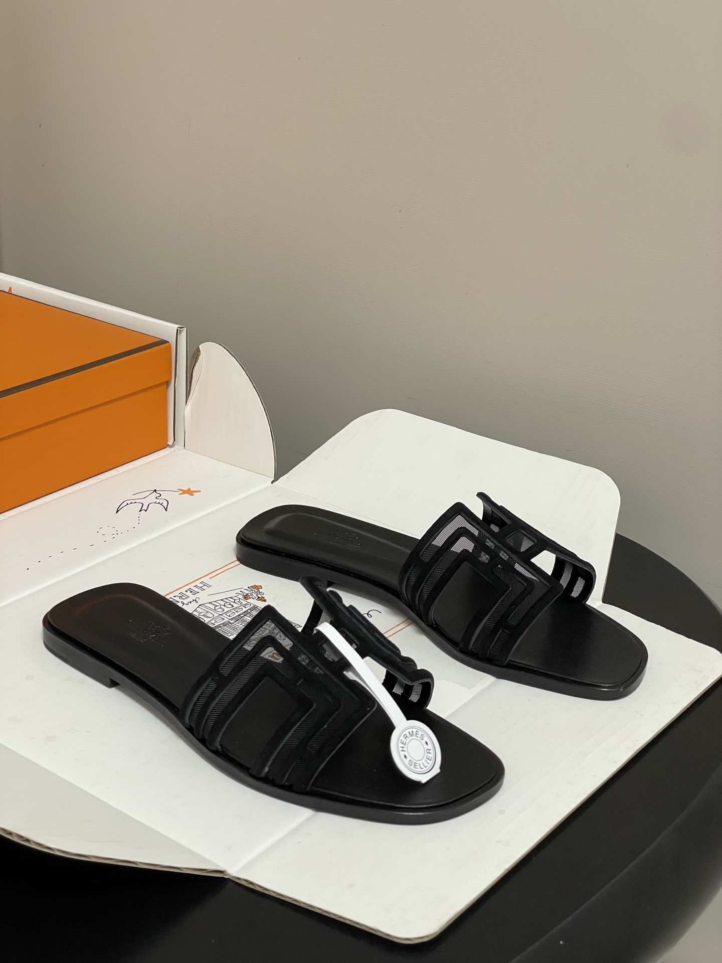 顶级品质（配高档飞机盒✈️）Hermes 爱马仕🐎 经典款 Oran凉鞋系列 2026H家最新版面🆕麂皮
