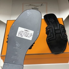 顶级品质(配高档飞机盒✈️)Hermes 爱马仕🐎 经典款 Oran凉鞋系列 2026H家最新版面🆕麂皮 顶级品质(配高档飞机盒✈️)Hermes 爱马仕🐎 经典款 Oran凉鞋系列 2026H家最新版面🆕麂皮