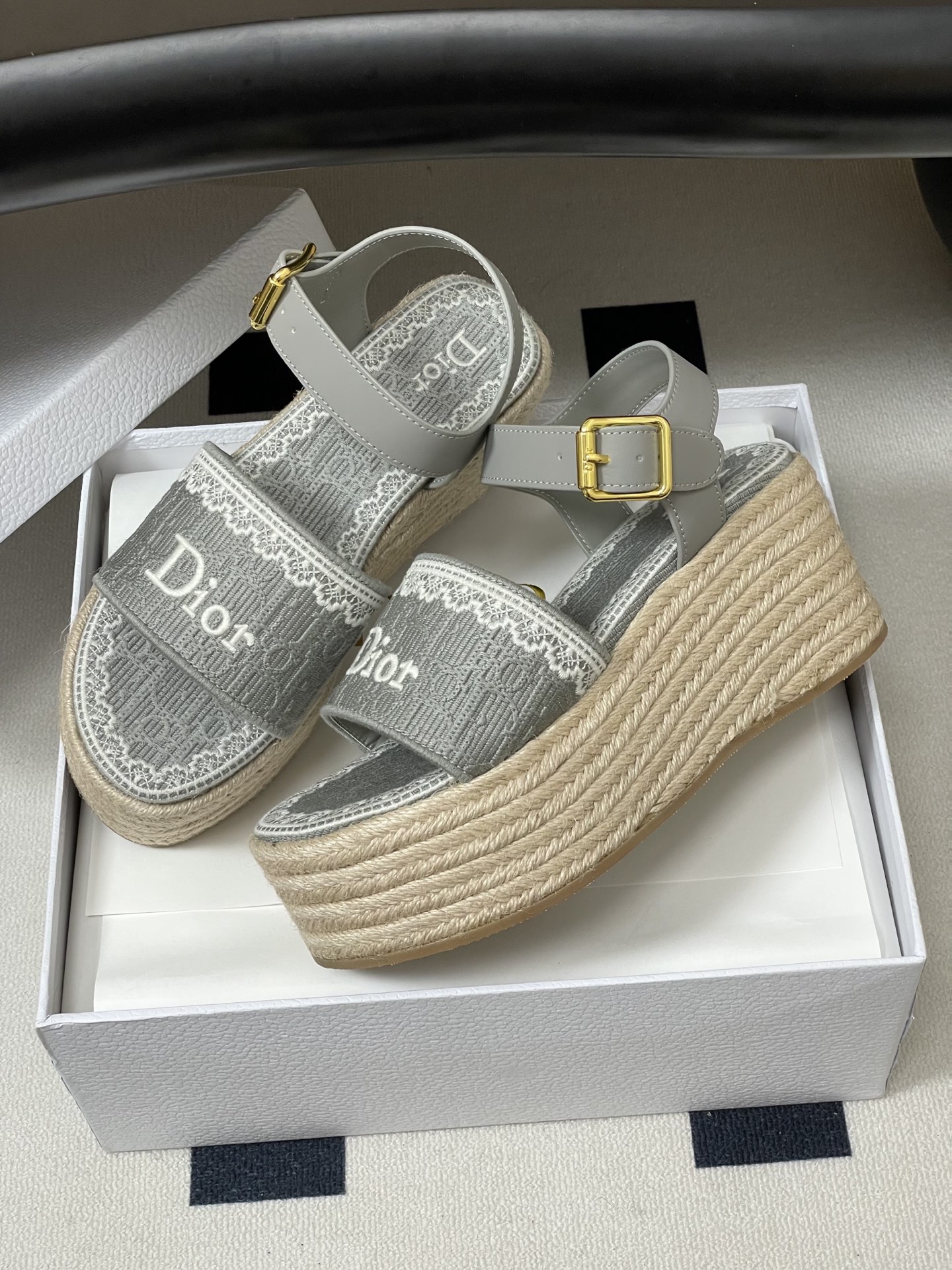 26ss春夏新款Dior 迪奥Dentelle草编坡跟凉鞋蕾丝边字母刺绣麻绳底马鞍带防水台高跟凉鞋这款 