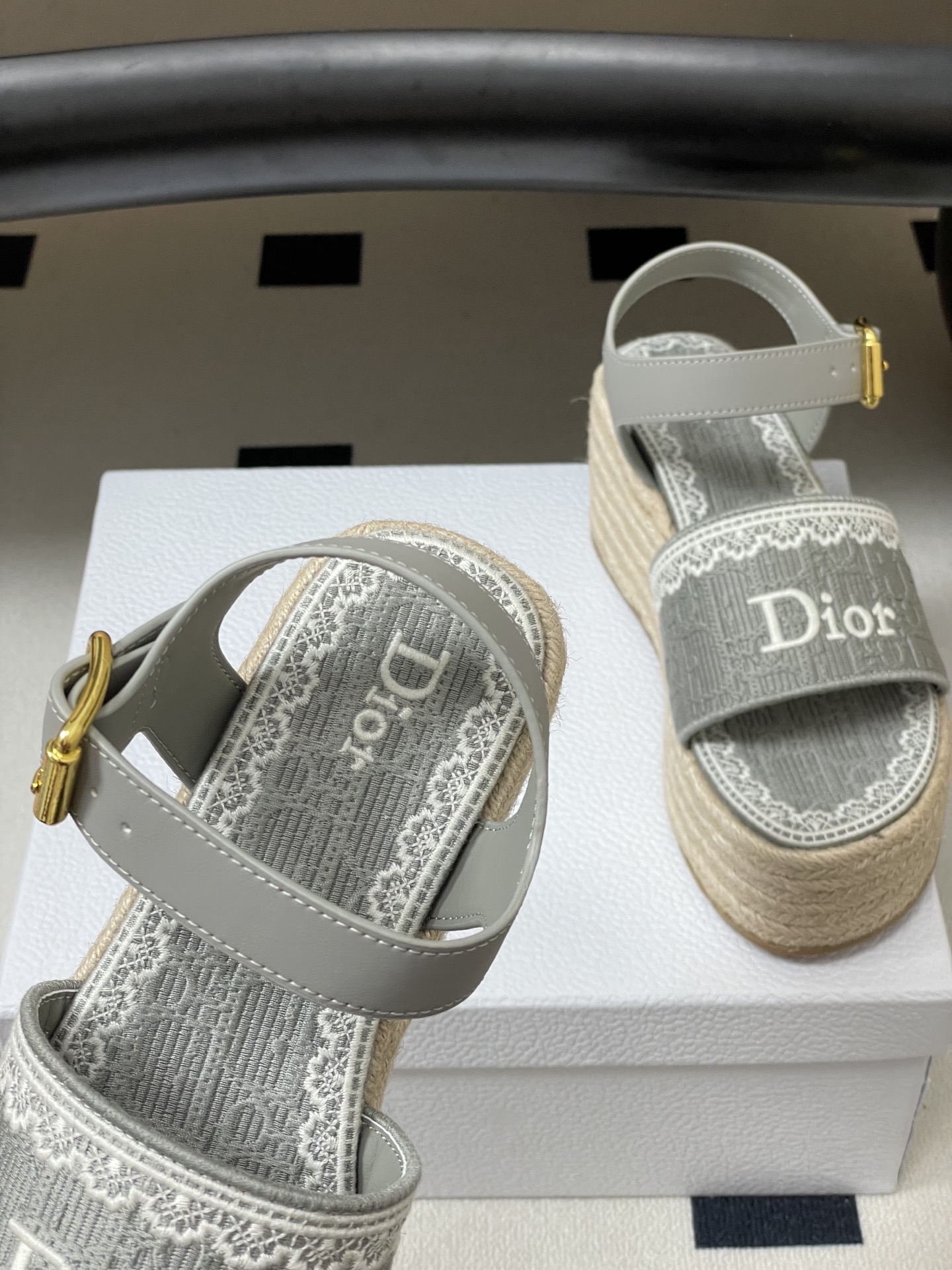 26ss春夏新款Dior 迪奥Dentelle草编坡跟凉鞋蕾丝边字母刺绣麻绳底马鞍带防水台高跟凉鞋这款 