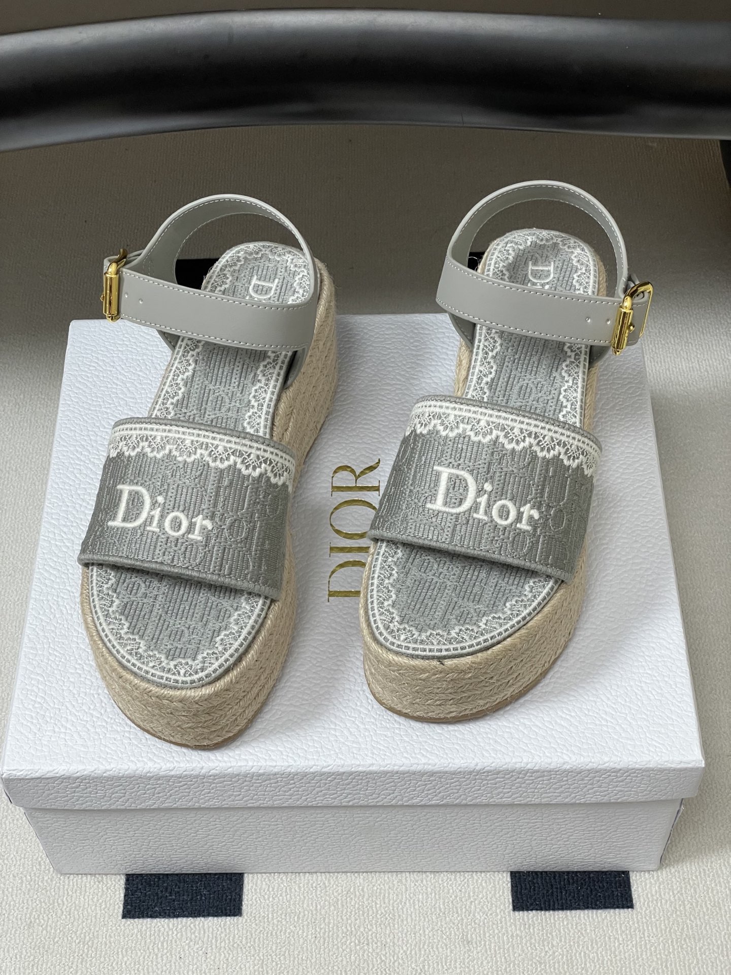 26ss春夏新款Dior 迪奥Dentelle草编坡跟凉鞋蕾丝边字母刺绣麻绳底马鞍带防水台高跟凉鞋这款 