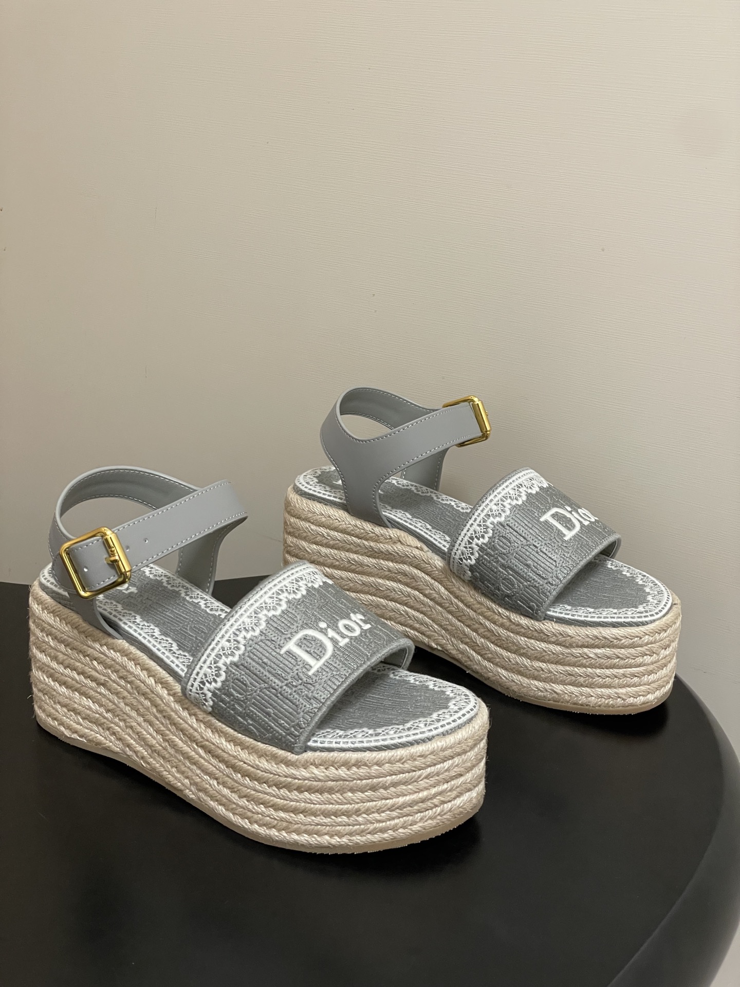 26ss春夏新款Dior 迪奥Dentelle草编坡跟凉鞋蕾丝边字母刺绣麻绳底马鞍带防水台高跟凉鞋这款 