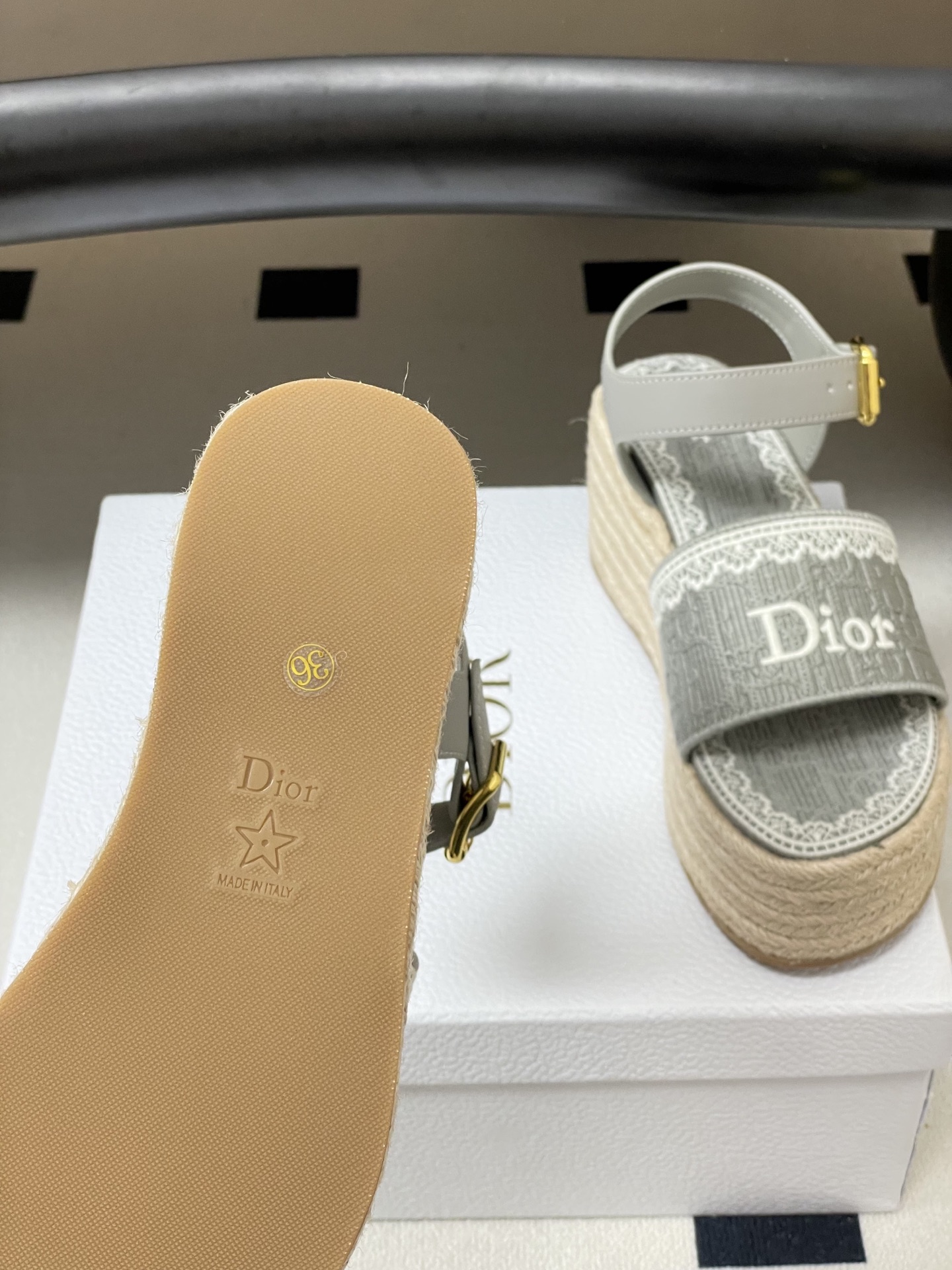 26ss春夏新款Dior 迪奥Dentelle草编坡跟凉鞋蕾丝边字母刺绣麻绳底马鞍带防水台高跟凉鞋这款 